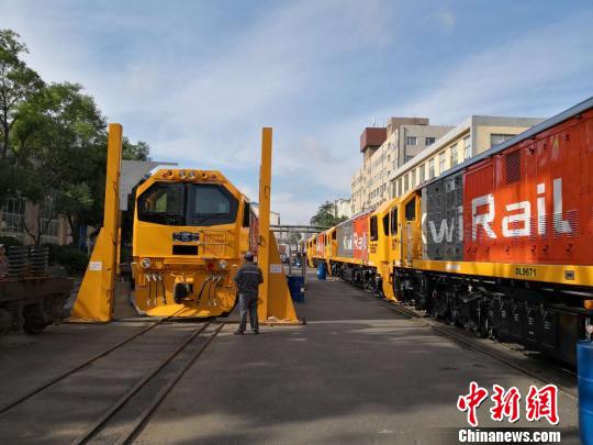 机车最大功率2700千瓦，最高设计时速100公里。　邢毅 摄