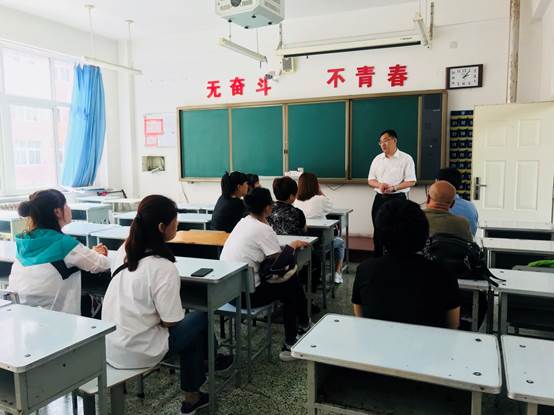 说明: F:\资料\照片资料\2019\家长听课\802933115.jpg