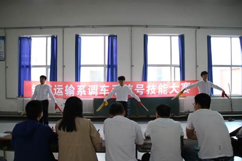说明: E:\教学资料\第二课堂\19级手信号\手信号表演大赛\学生动作8.JPG