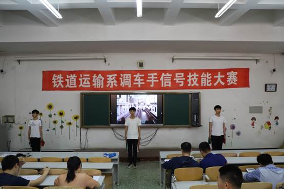 说明: E:\教学资料\第二课堂\17级手信号\照片\IMG_7346.JPG