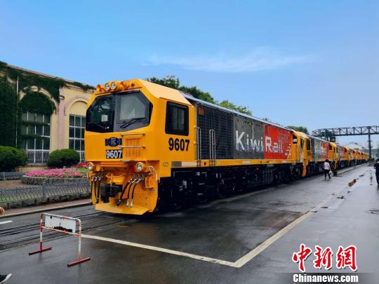 大连机车第四批出口新西兰机车装船启运