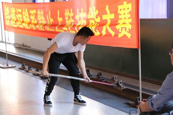 说明: E:\教学资料\第二课堂\17级手信号\照片\05.JPG