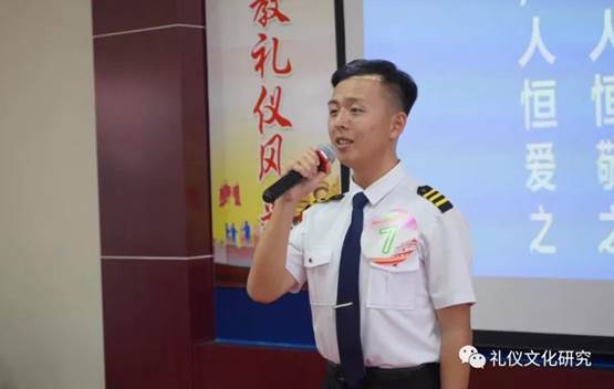 说明: D:\5.礼仪队\2019年礼仪大赛相关\高铁组影像资料\比赛中-韩柠泽.jpg